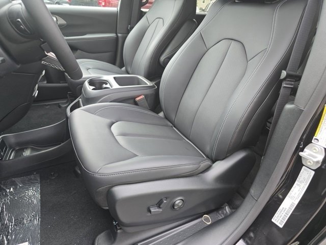 New 2025 Chrysler Voyager LX image 4