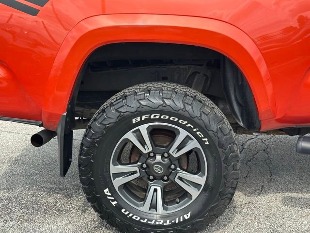 Used 2017 Toyota Tacoma TRD Sport w/ Tow Package (A/T) AWD/4WD image 9