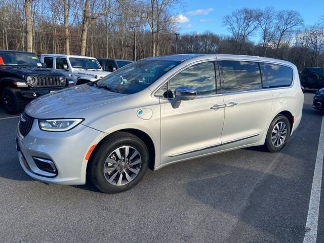 Used 2022 Chrysler Pacifica Limited image 2