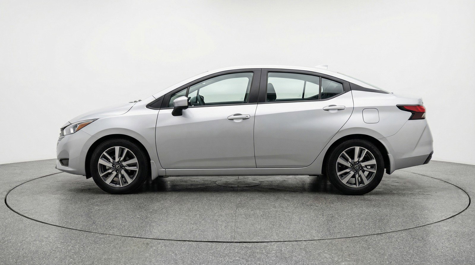 Used 2025 Nissan Versa SV image 5