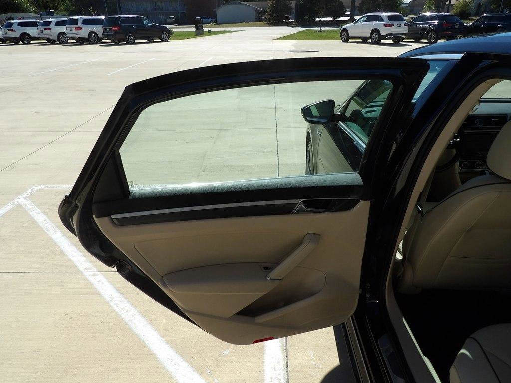 Used 2017 Volkswagen Passat 1.8T R-Line image 29