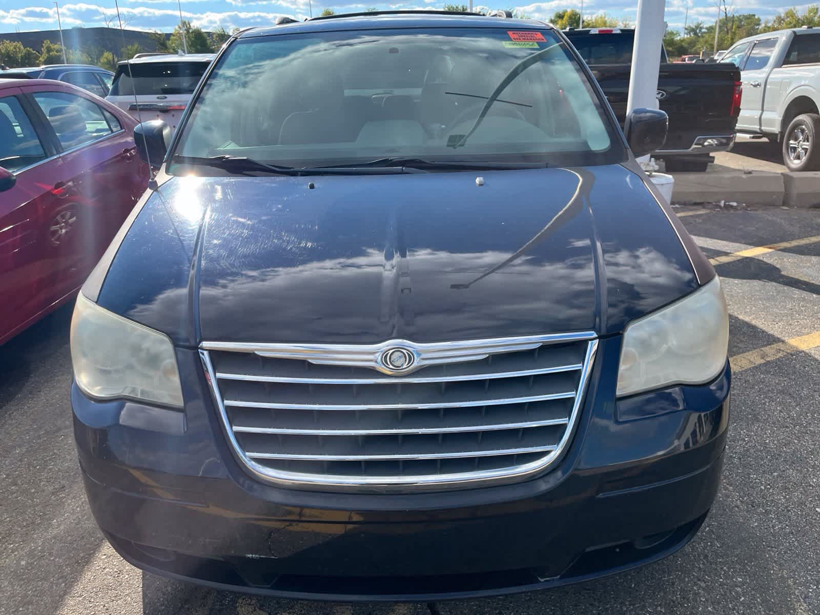 Used 2010 Chrysler Town & Country Touring w/ Entertainment Group #2 FWD image 21