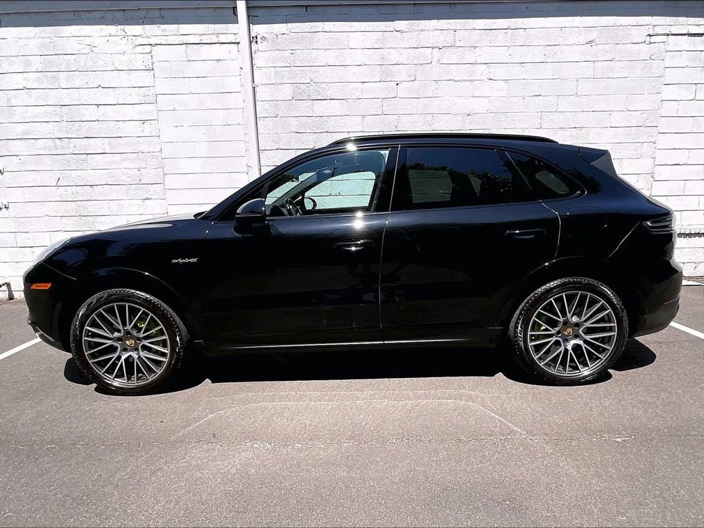 Certified 2023 Porsche Cayenne Platinum Edition AWD/4WD image 2