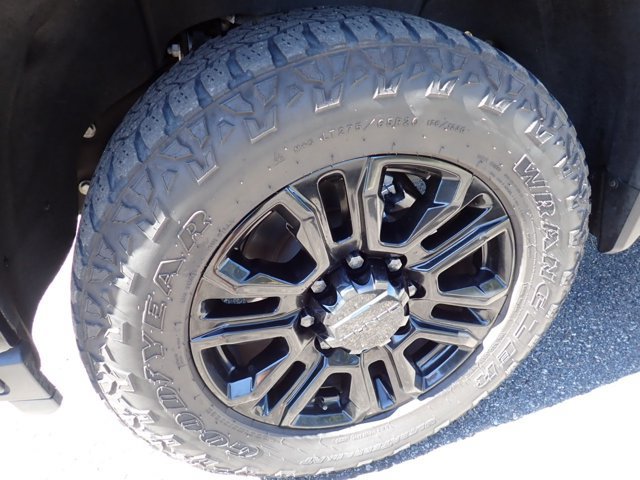 Used 2023 GMC Sierra 2500 Denali w/ Denali Black Diamond Edition AWD/4WD image 7