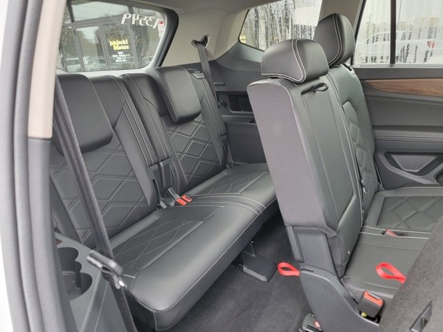 Used 2025 Volkswagen Atlas SE image 32