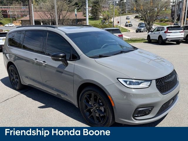 Used 2023 Chrysler Pacifica Limited w/ Uconnect Theater Family Group image 3