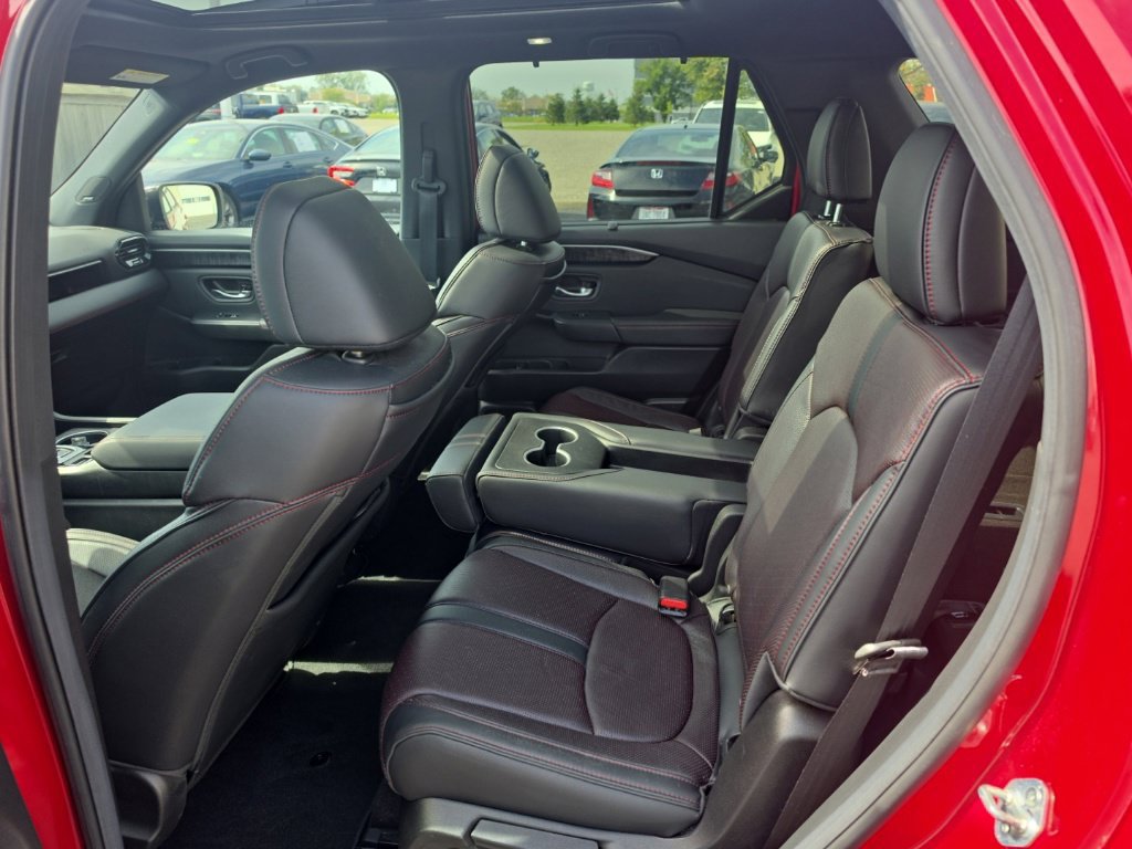 Certified 2025 Honda Pilot Black Edition image 26