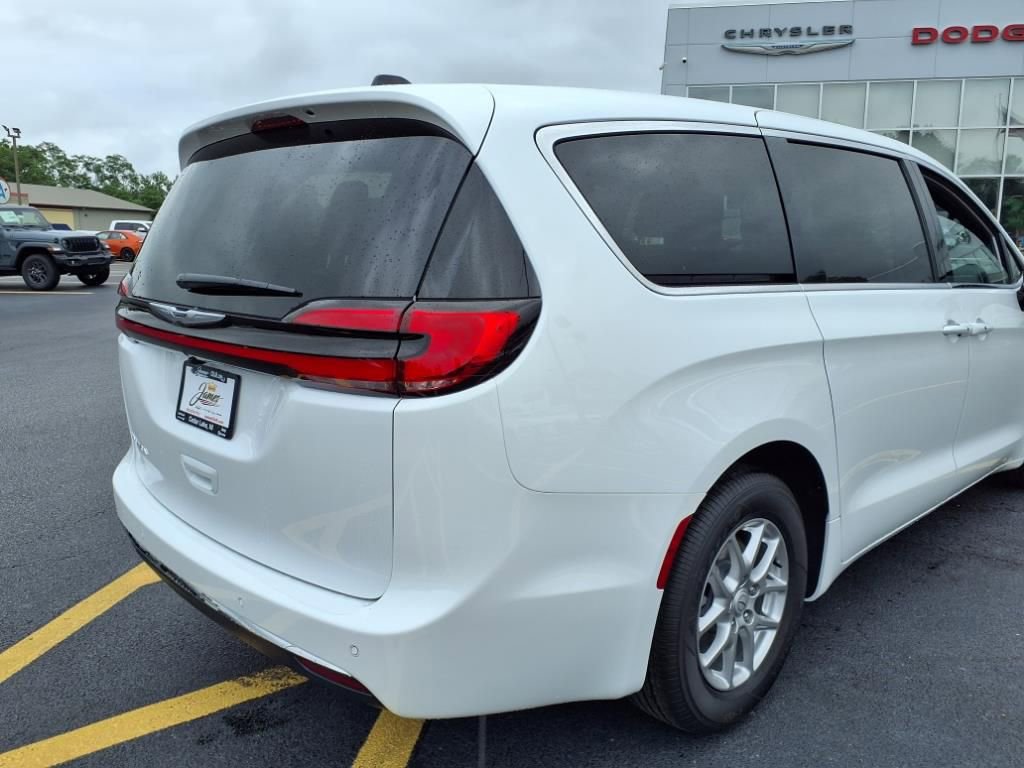 New 2026 Chrysler Pacifica Select image 5