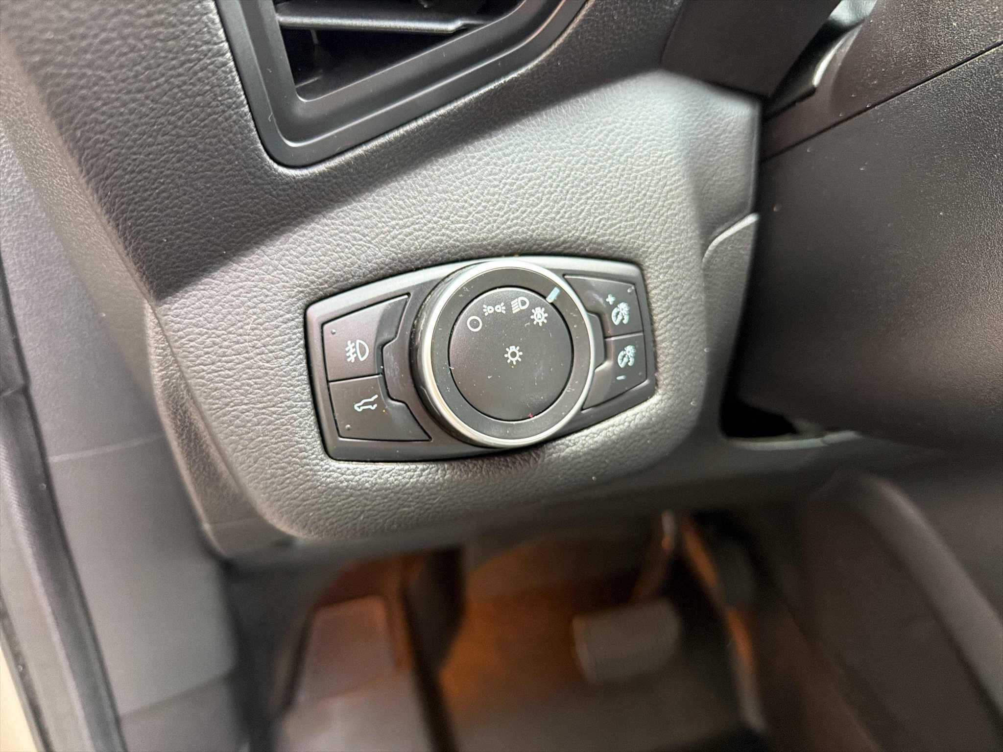 Used 2018 Ford Escape SE FWD image 19