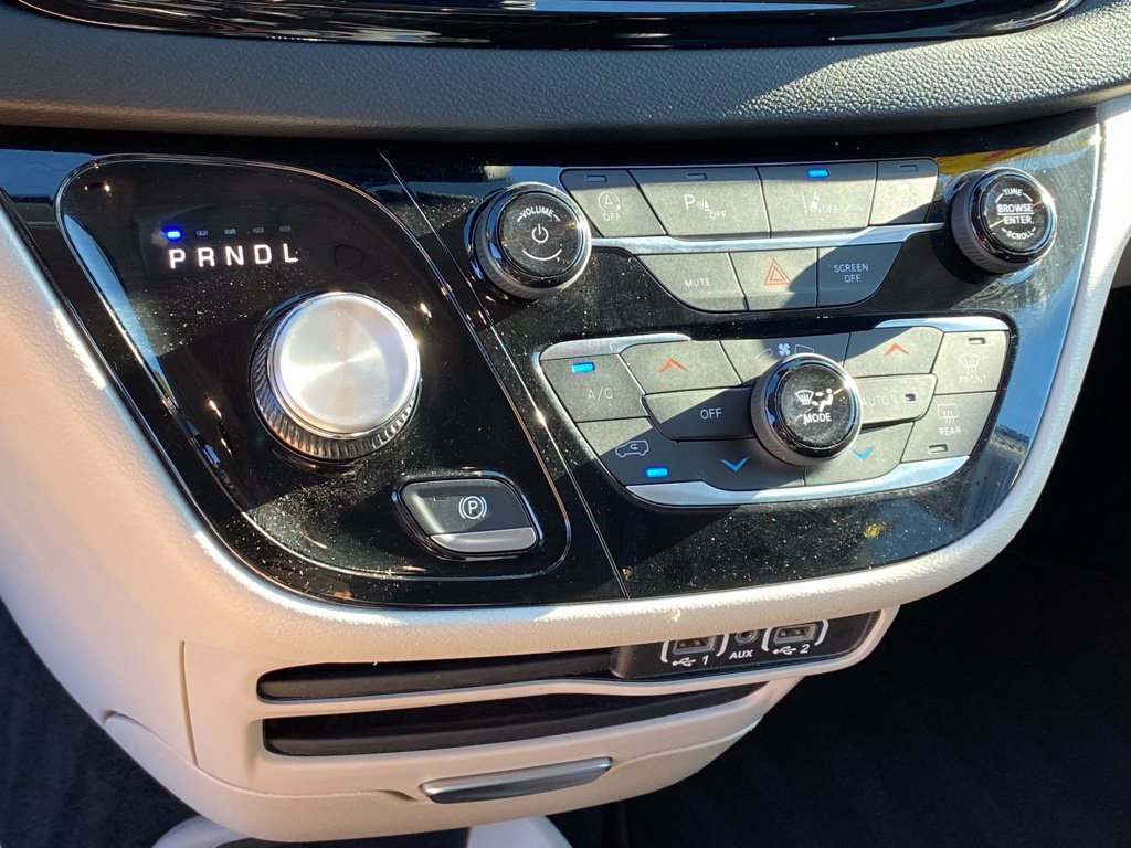 Used 2024 Chrysler Pacifica Touring-L FWD image 18