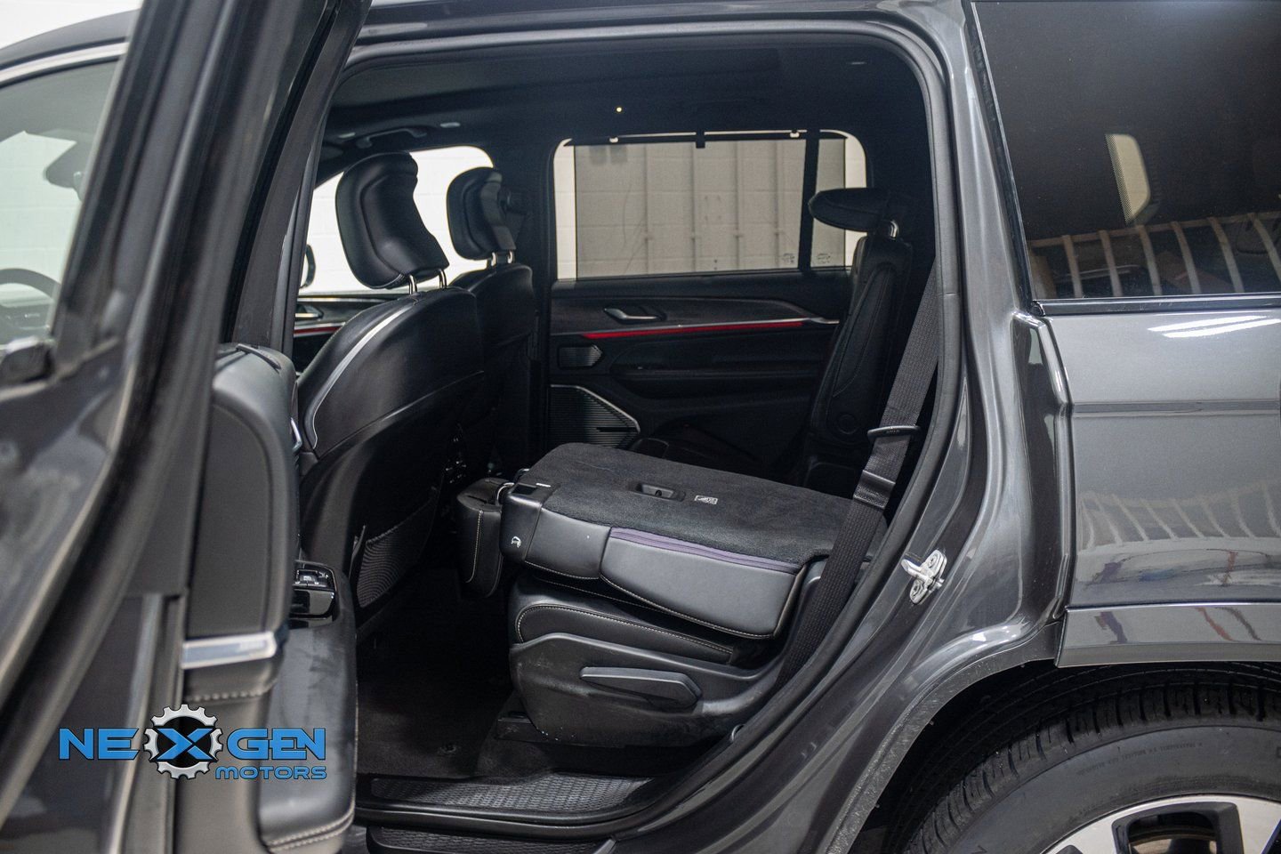 Used 2021 Jeep Grand Cherokee L Overland w/ Luxury Tech Group IV AWD/4WD image 29