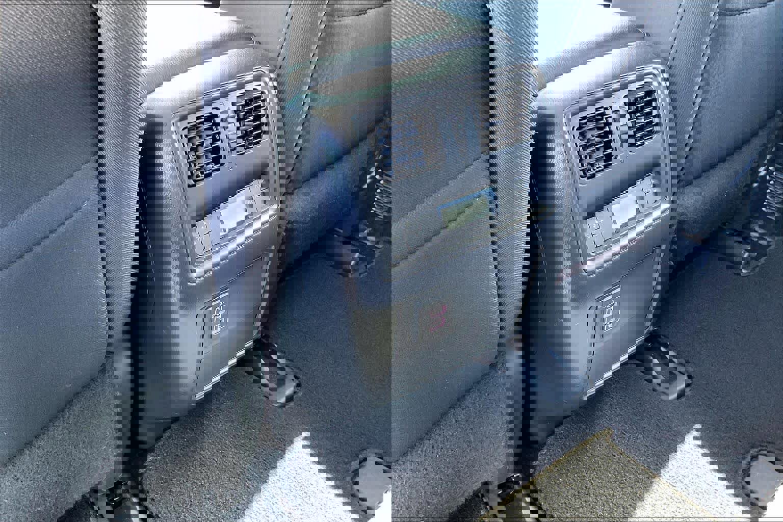 Used 2018 Nissan Pathfinder SV image 34