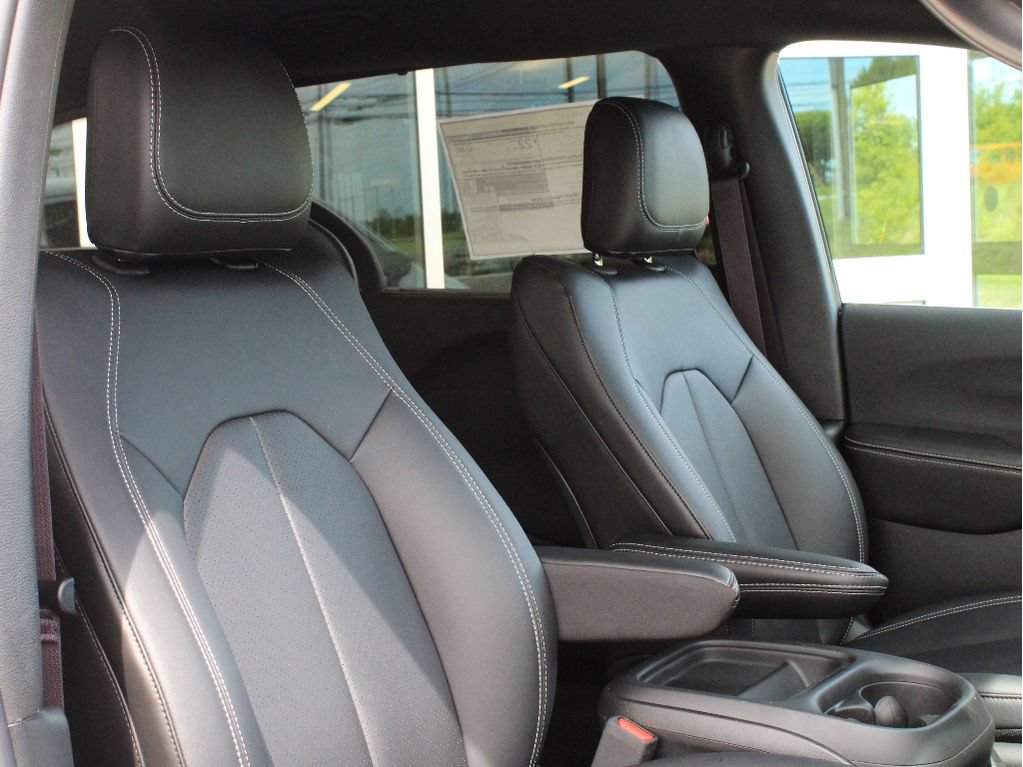 New 2027 Chrysler Pacifica Select w/ Family Tech Group FWD image 26