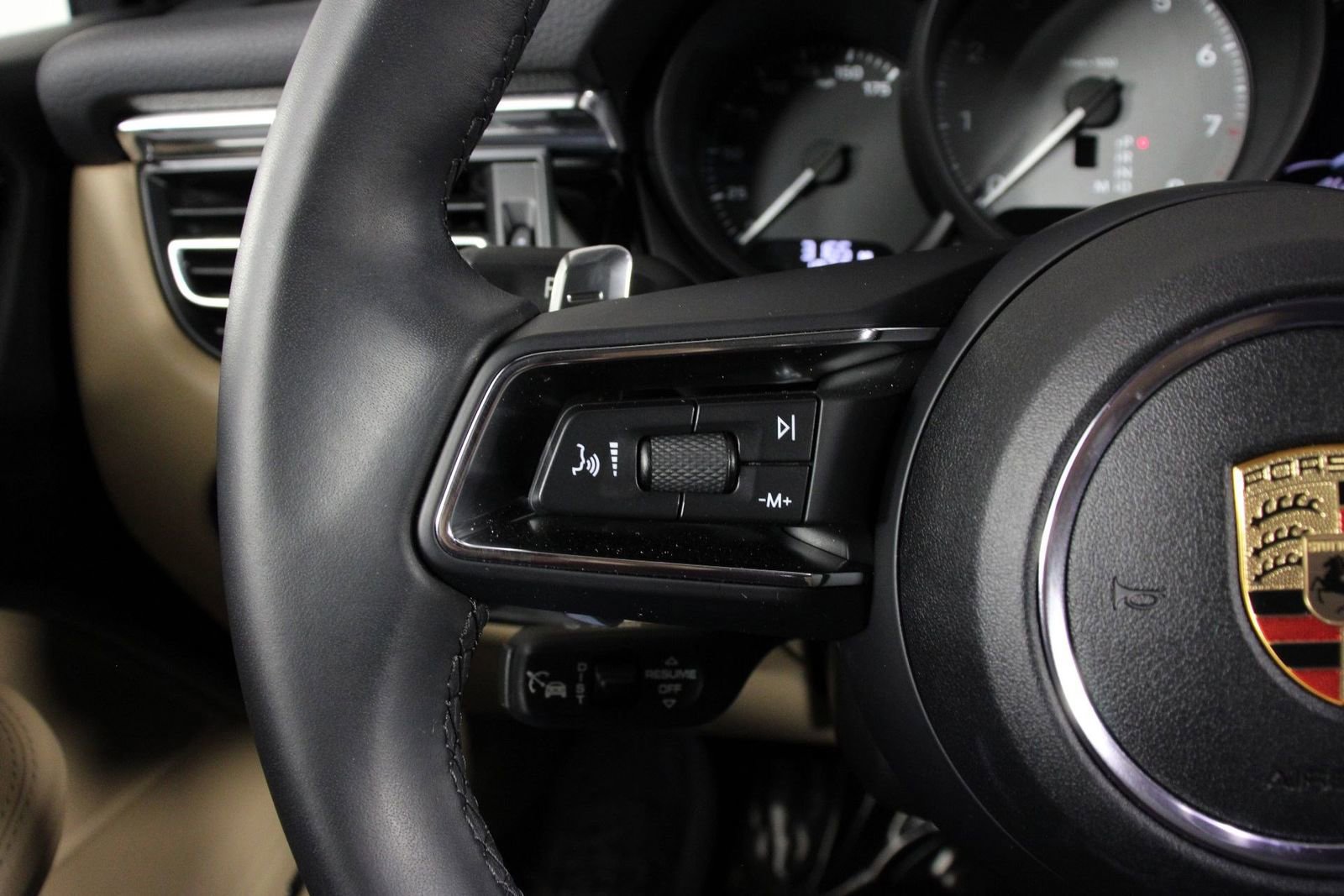 Certified 2025 Porsche Macan S image 14