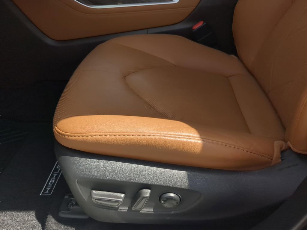 Used 2020 Toyota Highlander Platinum image 16