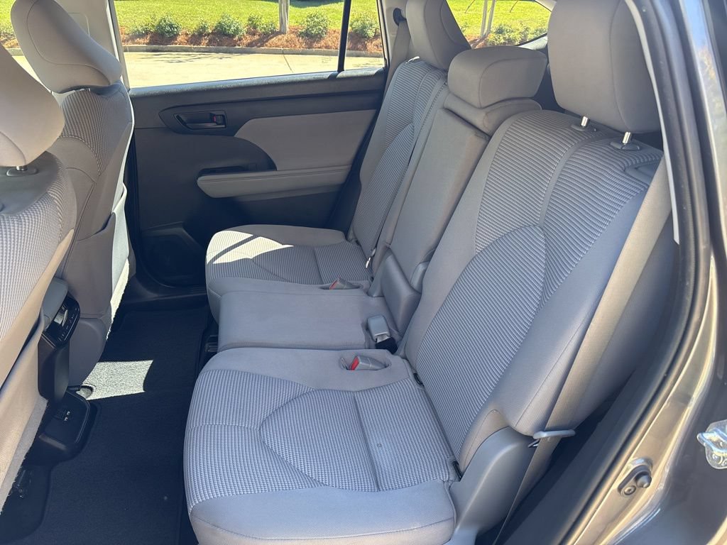 Used 2021 Toyota Highlander LE FWD image 39