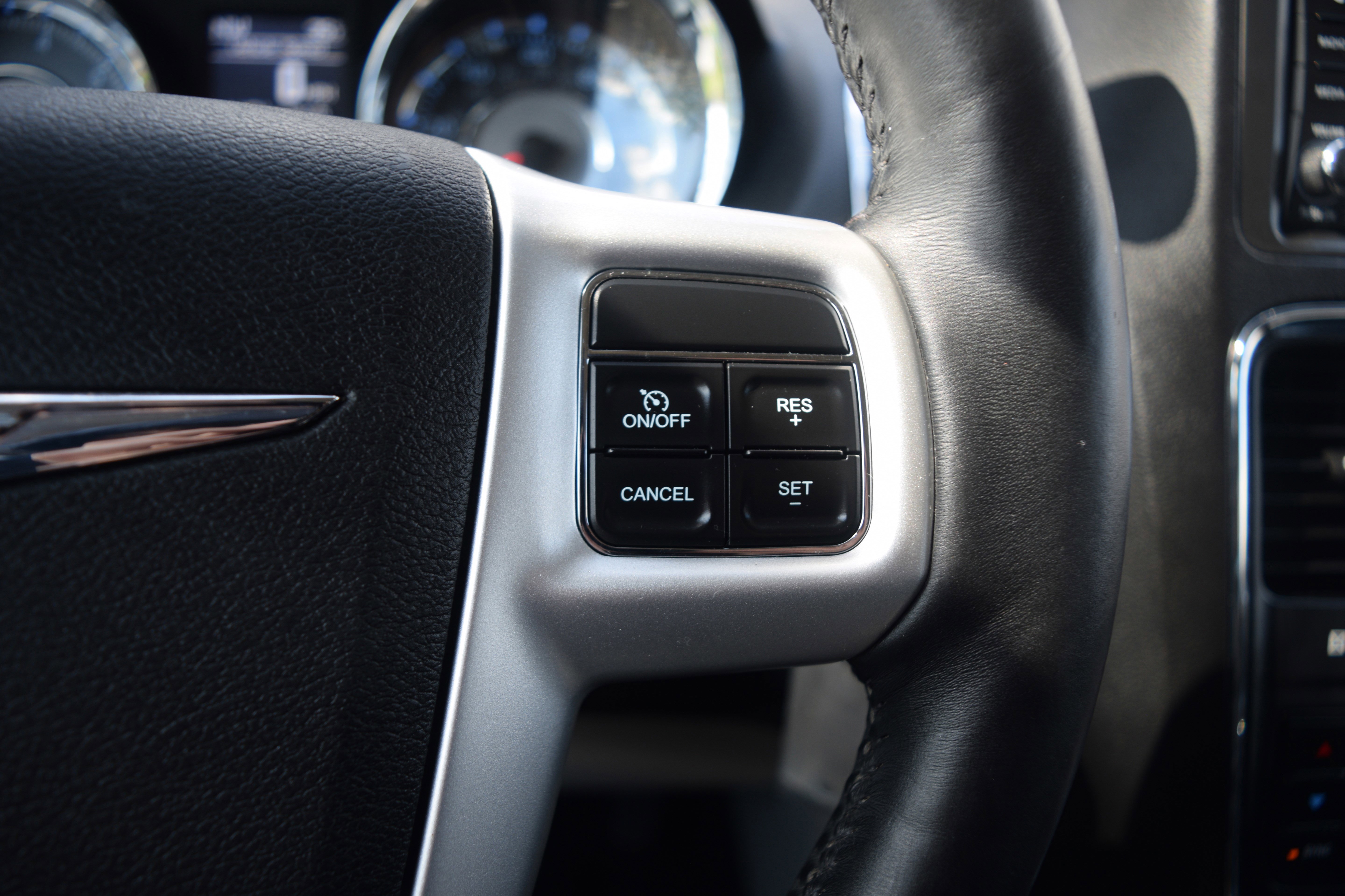 Used 2015 Chrysler Town & Country Touring w/ Driver Convenience Group image 5