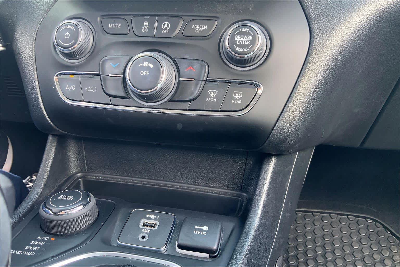 Used 2022 Jeep Cherokee Latitude w/ Sun & Sound Group AWD/4WD image 32