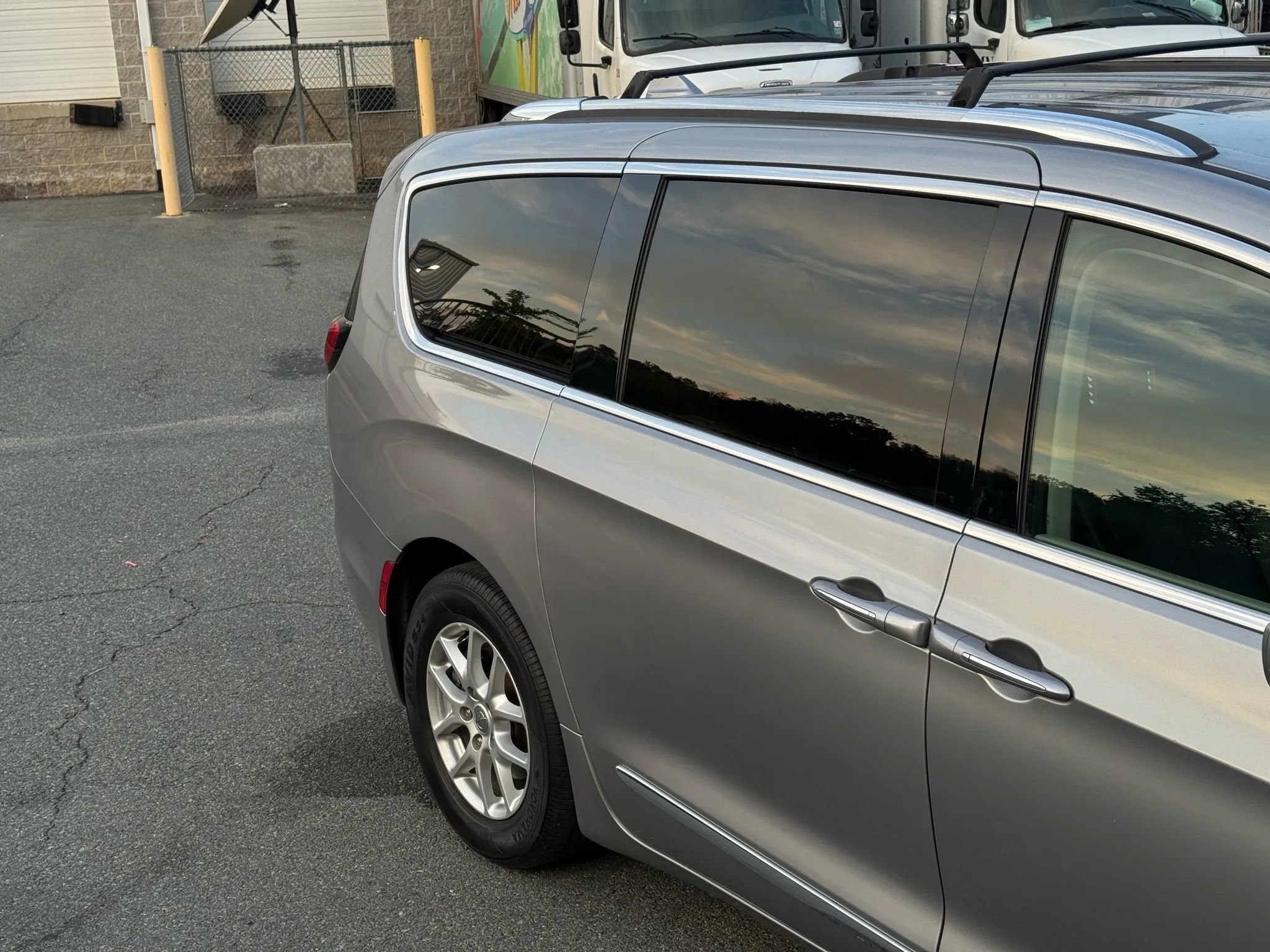 Used 2020 Chrysler Pacifica Touring-L image 3