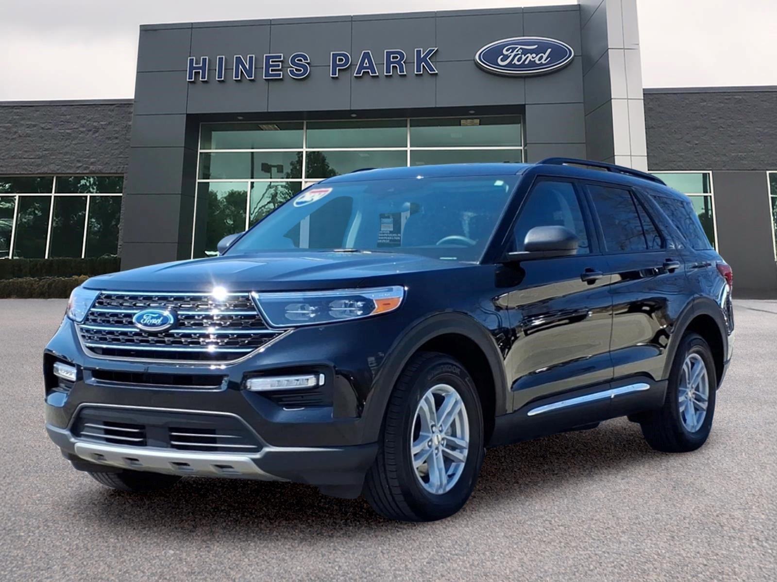 Certified 2024 Ford Explorer XLT w/ Equipment Group 202A AWD/4WD image 3