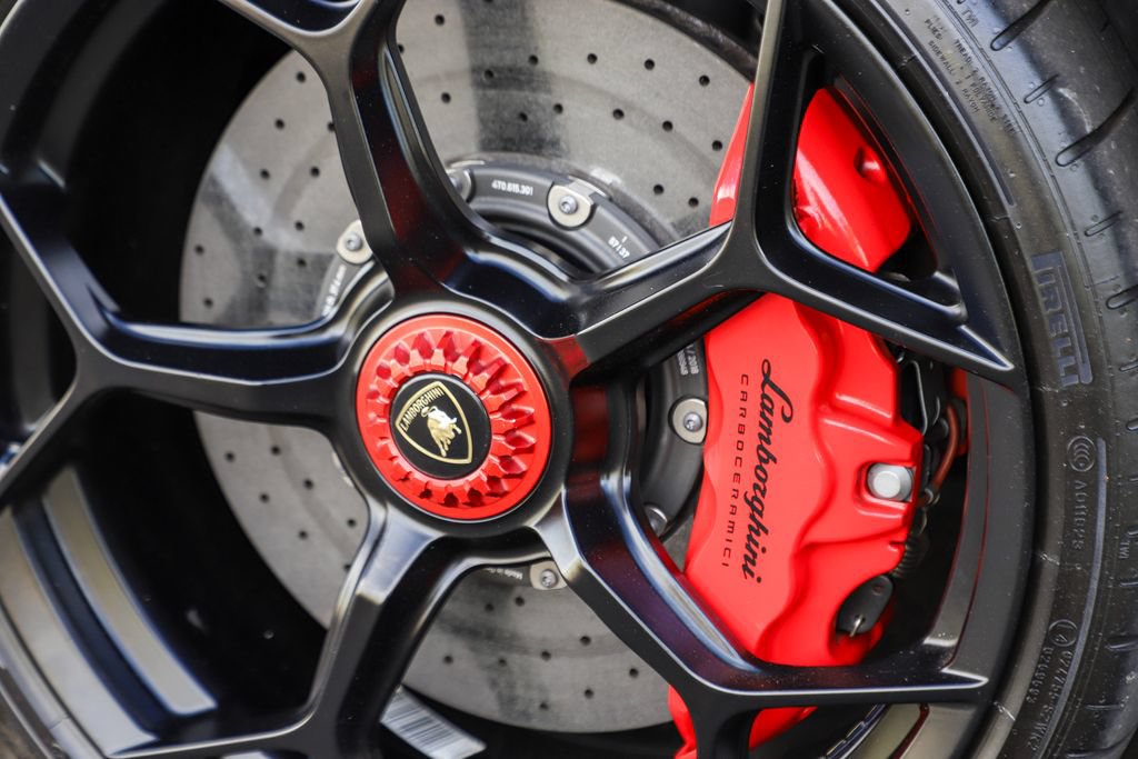Used 2018 Lamborghini Huracan Performante AWD/4WD image 21
