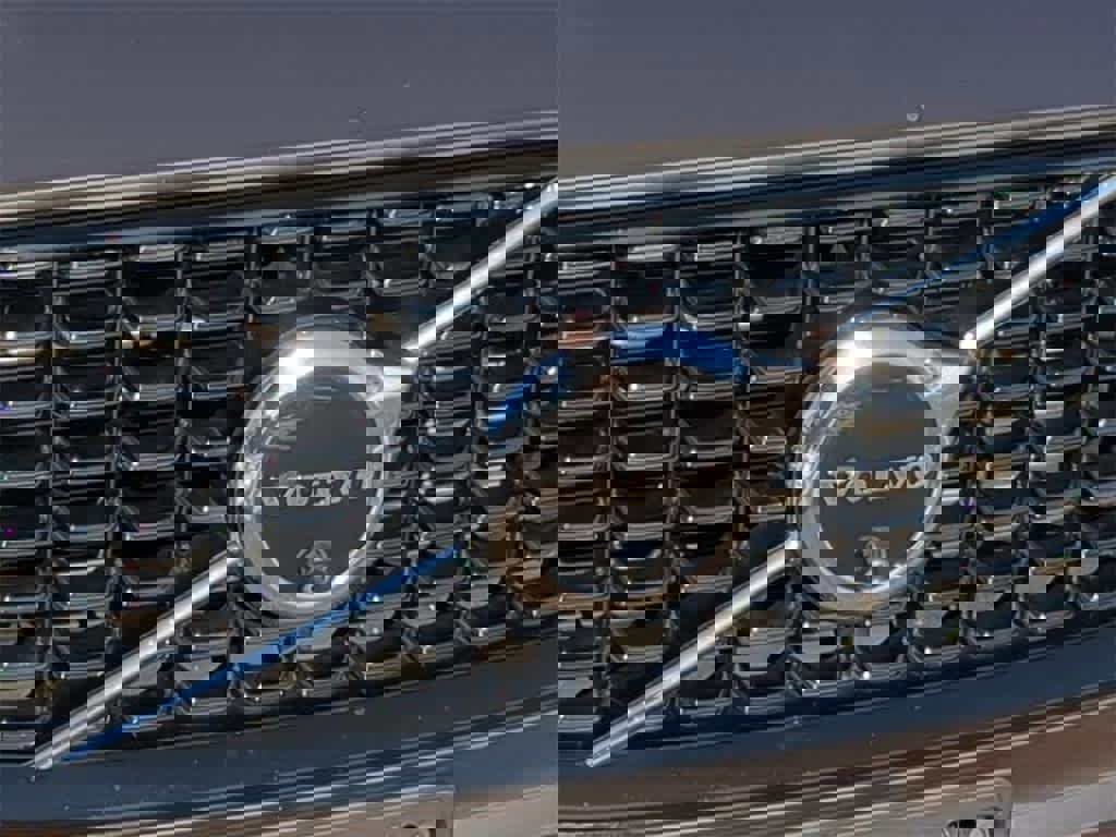 Used 2025 Volvo XC60 B5 Plus image 11