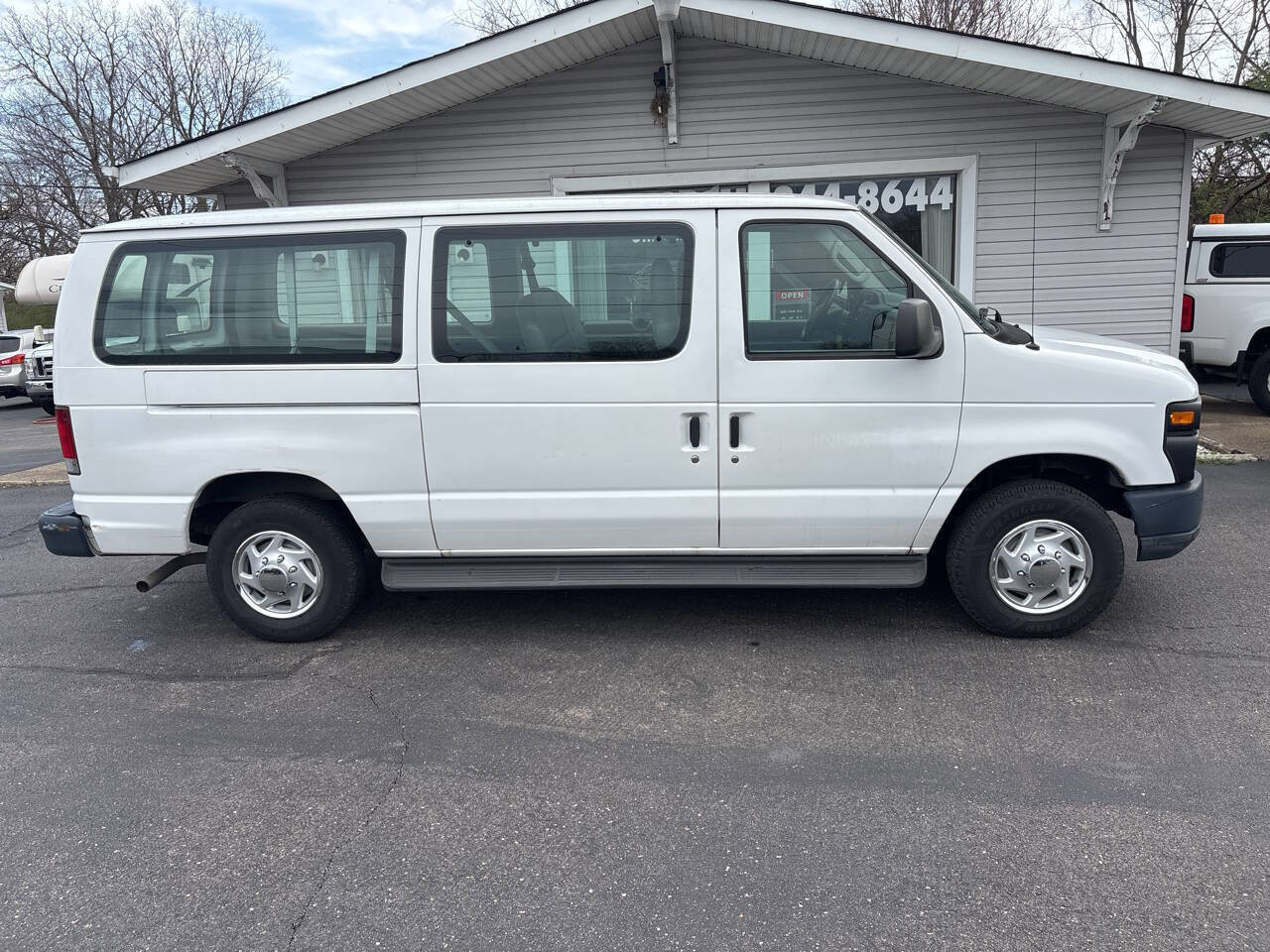 Used 2011 Ford E-150 and Econoline 150 Wagon w/ PWR Windows & Locks Group RWD image 2