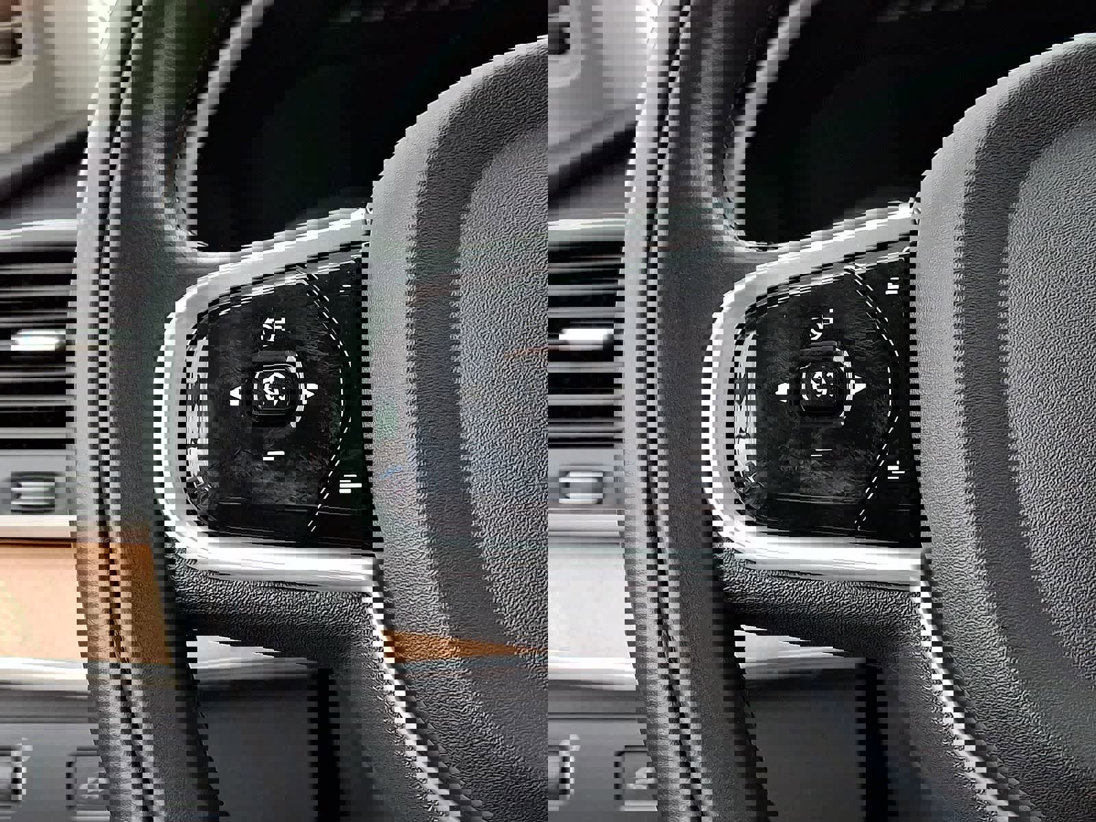 Used 2022 Volvo XC90 T6 Momentum w/ Climate Package image 24