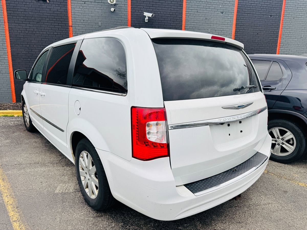 Used 2016 Chrysler Town & Country Touring FWD image 7