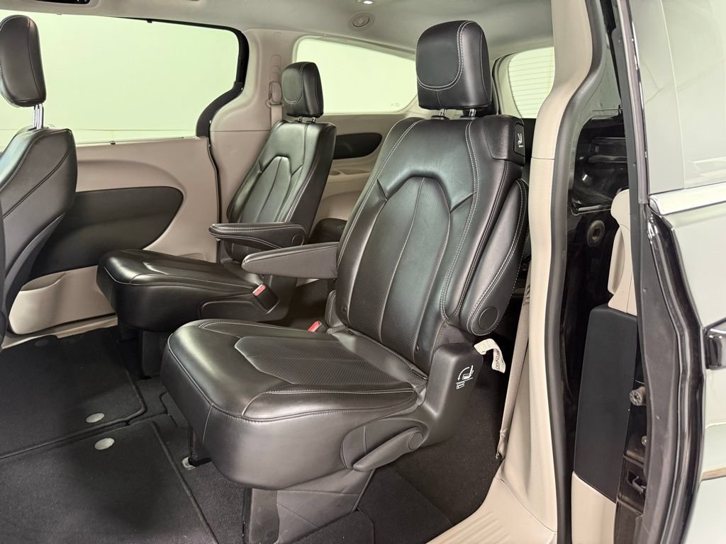 Used 2024 Chrysler Pacifica Touring-L FWD image 18