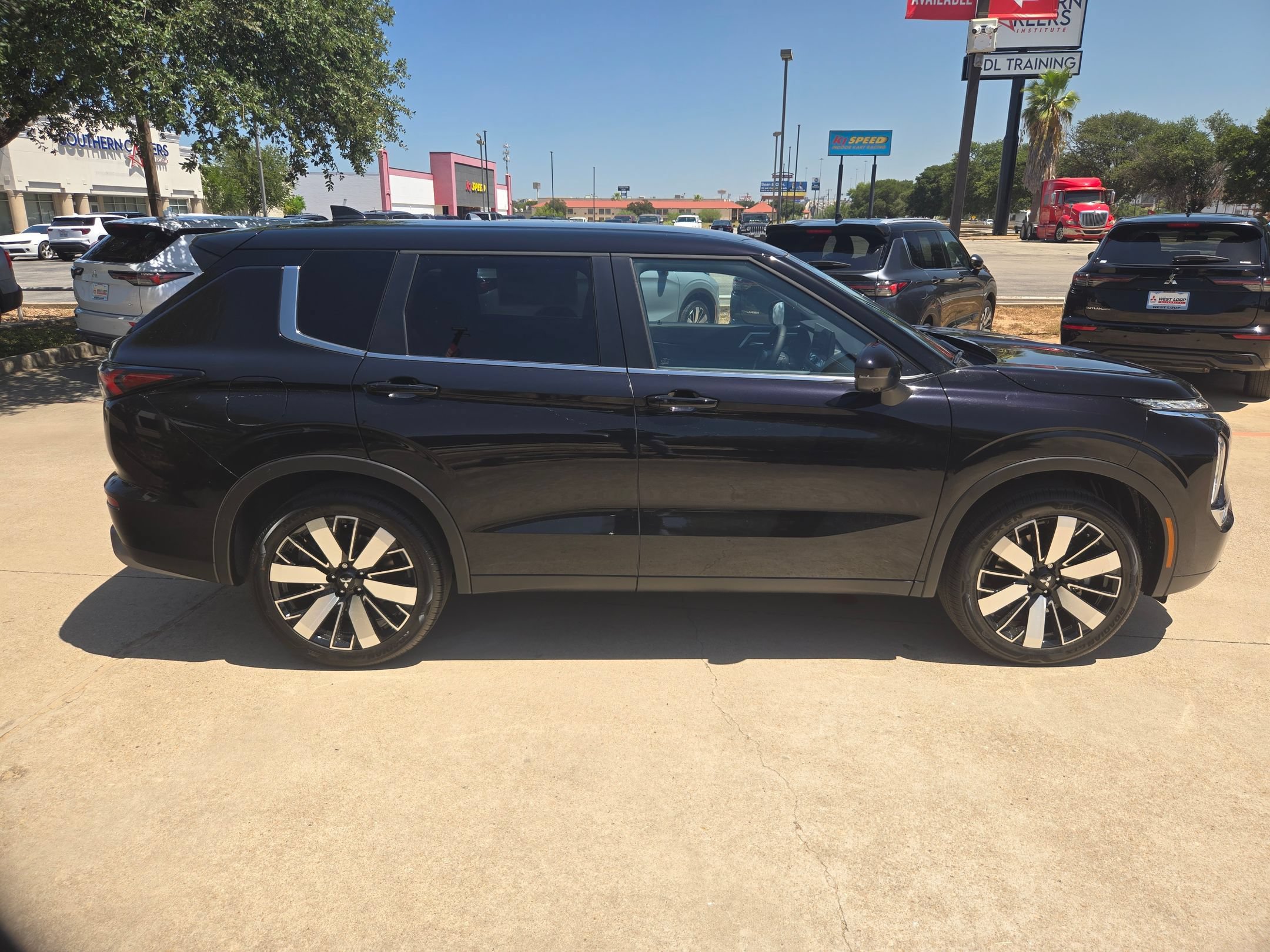 New 2026 Mitsubishi Outlander SE FWD image 6