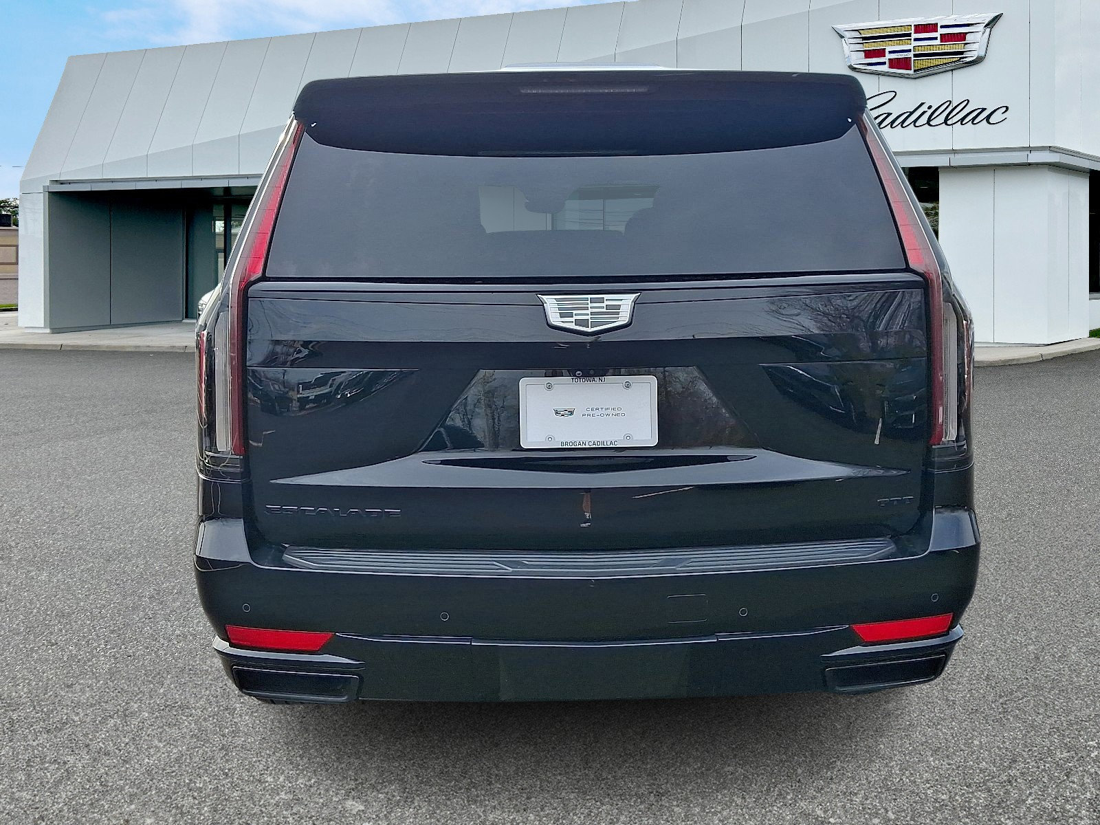 Certified 2022 Cadillac Escalade ESV Sport w/ LPO, ONYX Package AWD/4WD image 4