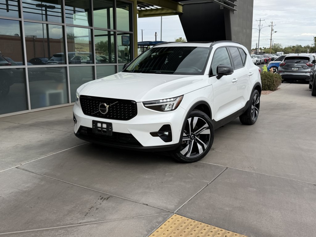 Used 2023 Volvo XC40 B5 Plus w/ Driver Assist Package AWD/4WD image 2