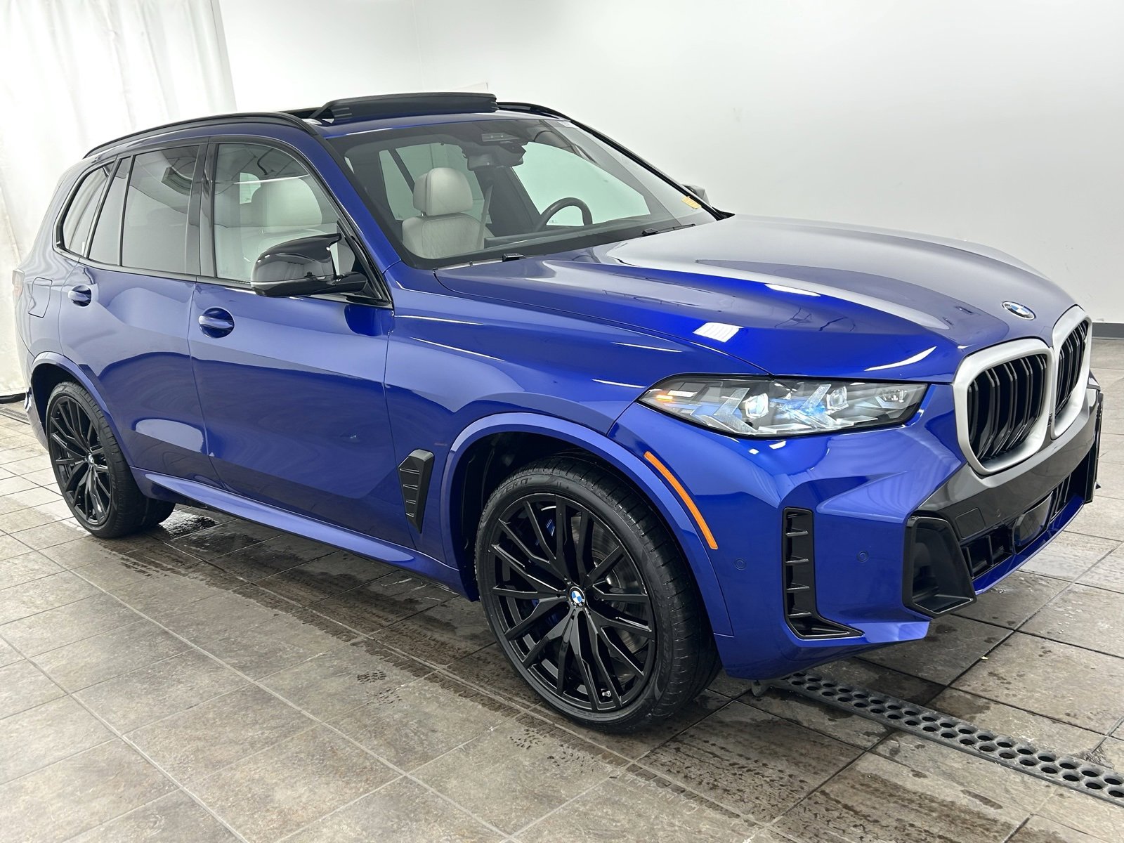 Used 2025 BMW X5 M60i image 6