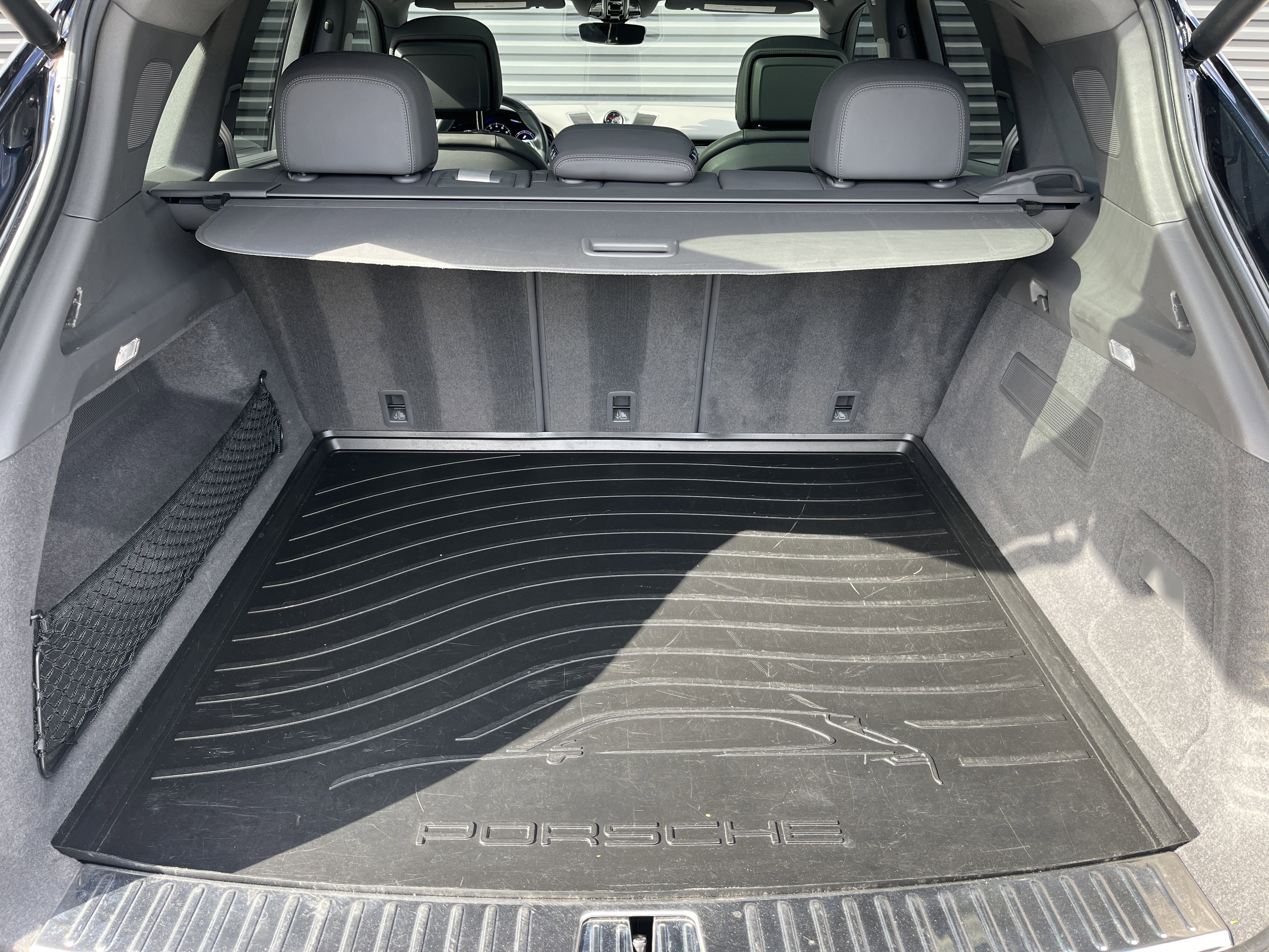 Certified 2022 Porsche Cayenne Platinum Edition image 11