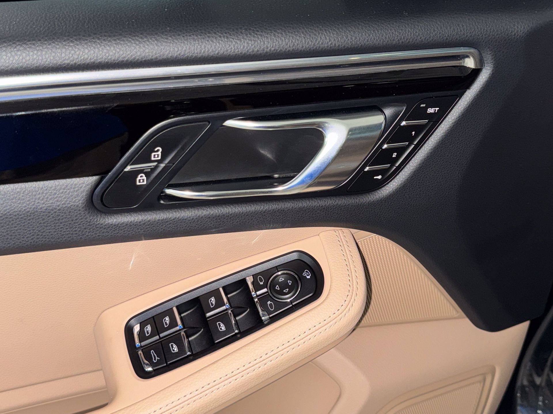 Used 2025 Porsche Macan Turbo AWD/4WD image 18