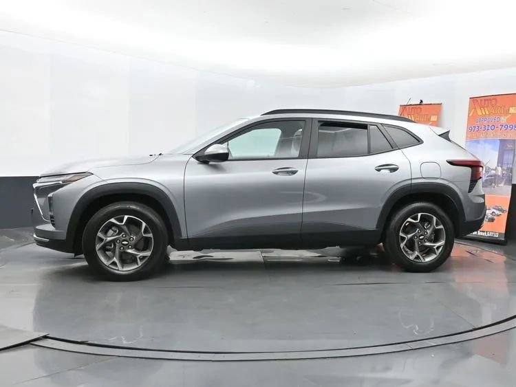 Used 2024 Chevrolet Trax LT w/ Sunroof Package image 5