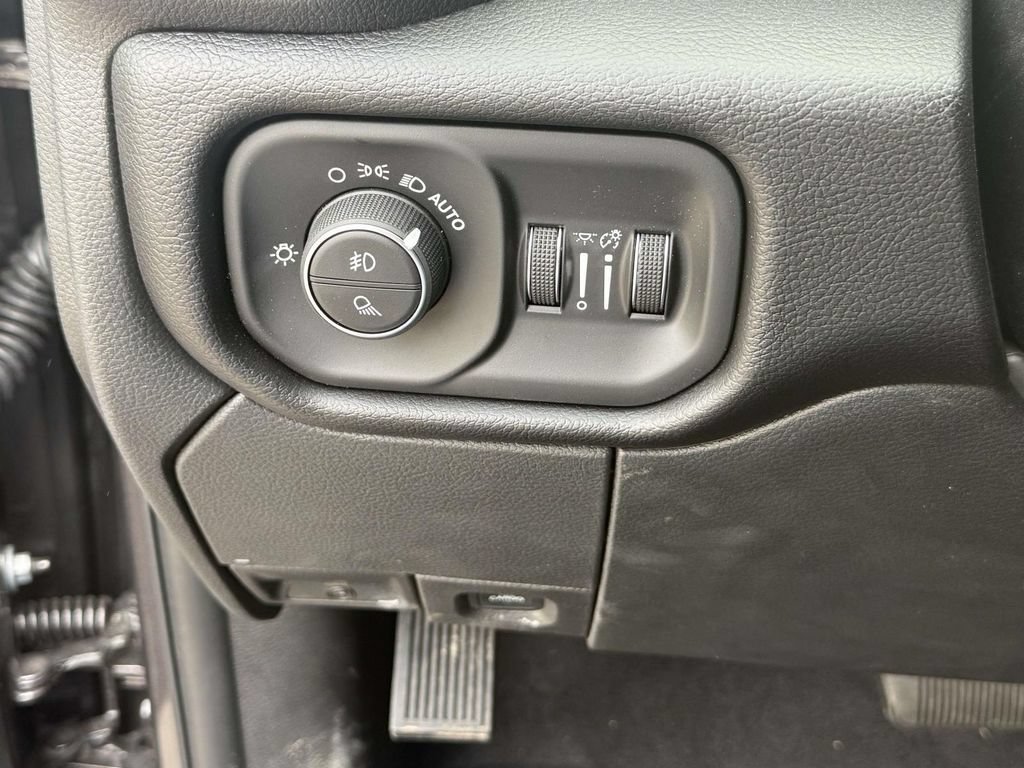 New 2026 RAM 2500 Laramie AWD/4WD image 17