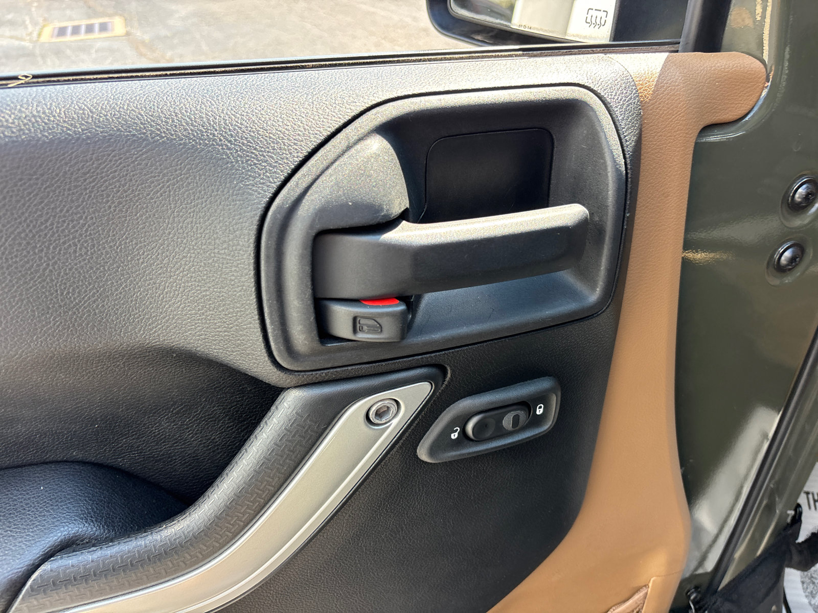Used 2015 Jeep Wrangler Unlimited Sahara w/ Connectivity Group AWD/4WD image 12