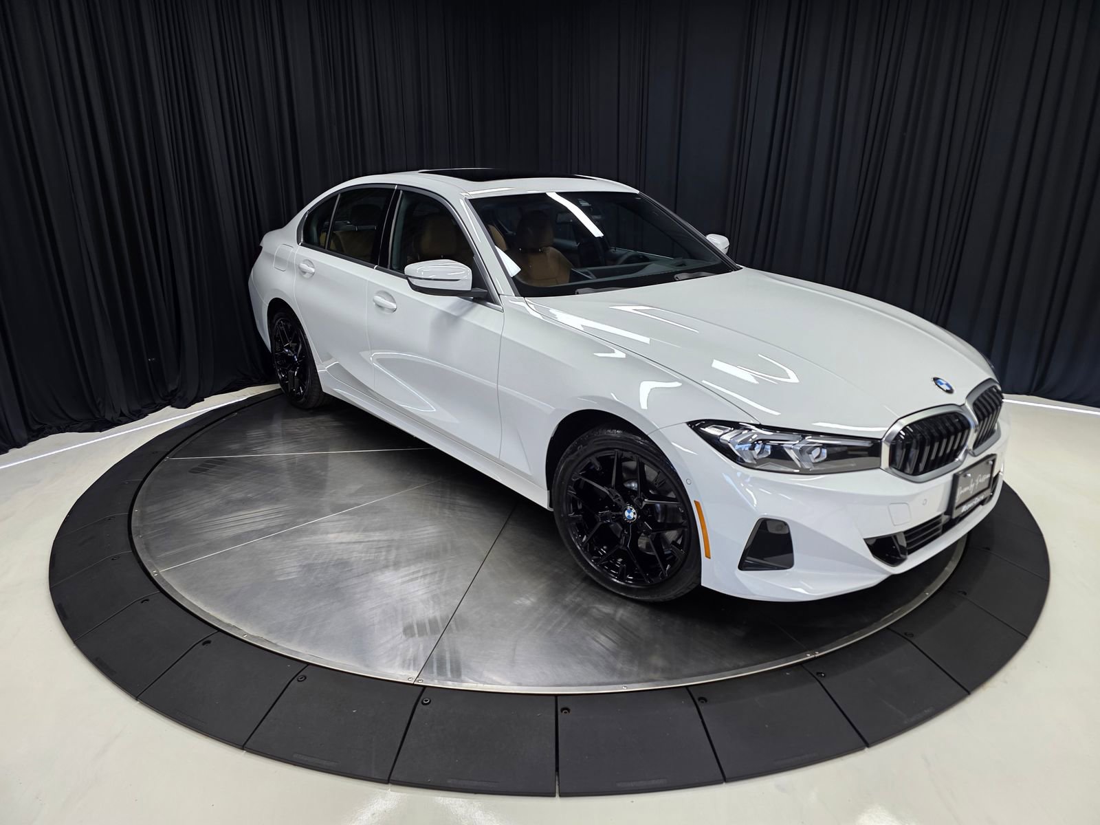 Used 2025 BMW 330i xDrive Sedan w/ Premium Package AWD/4WD image 4