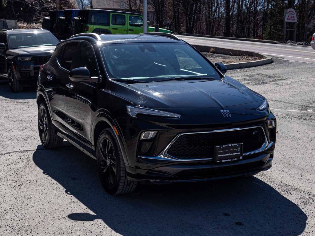 Used 2024 Buick Encore GX Sport Touring image 3