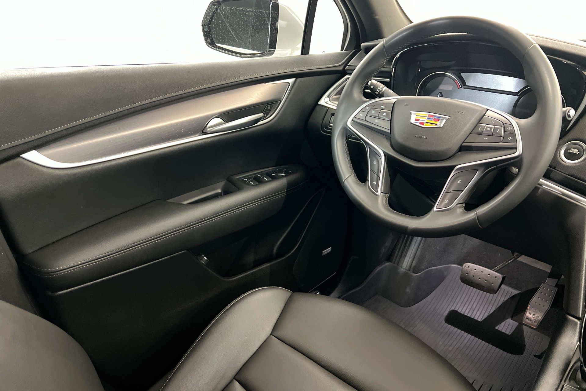 Used 2025 Cadillac XT5 Luxury w/ LPO, Floor Liner Package AWD/4WD image 11