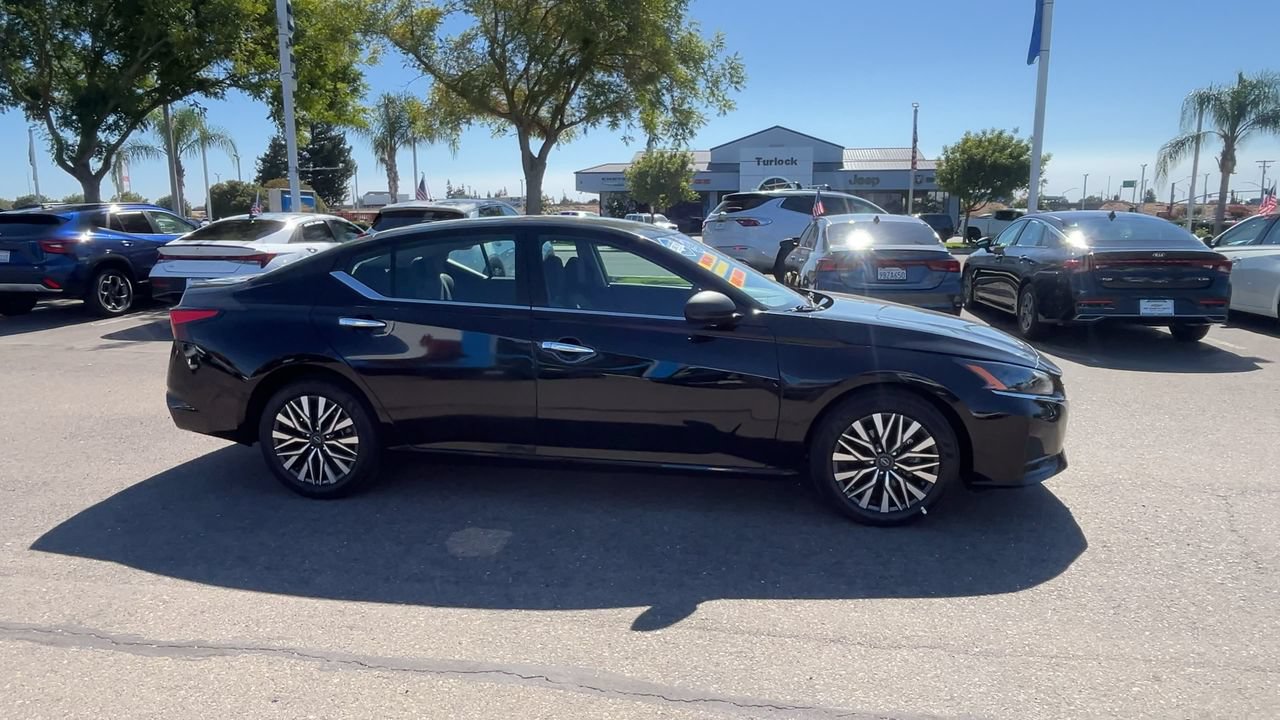 Used 2025 Nissan Altima 2.5 SV FWD image 8