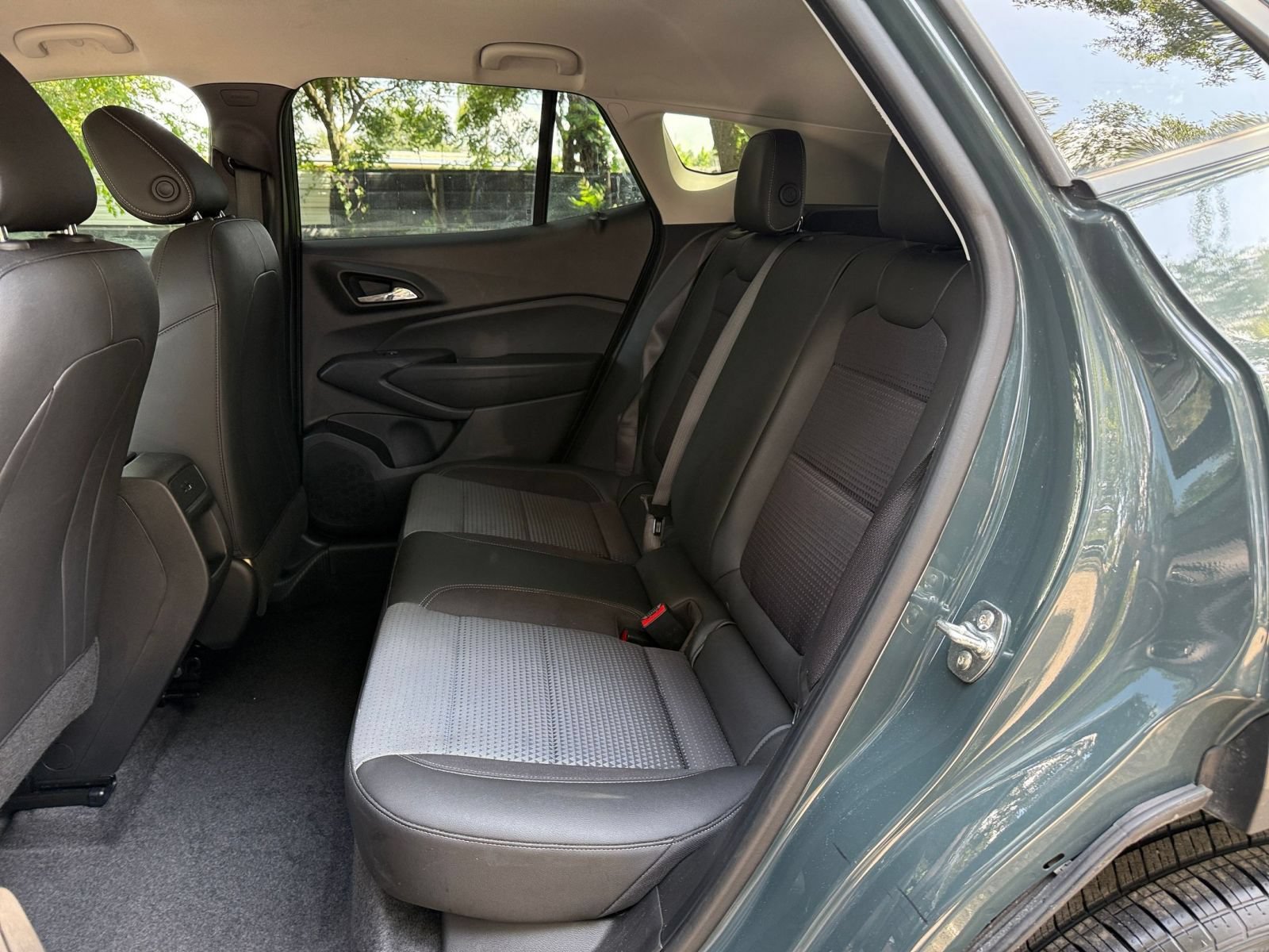 Used 2025 Chevrolet Trax LT FWD image 36