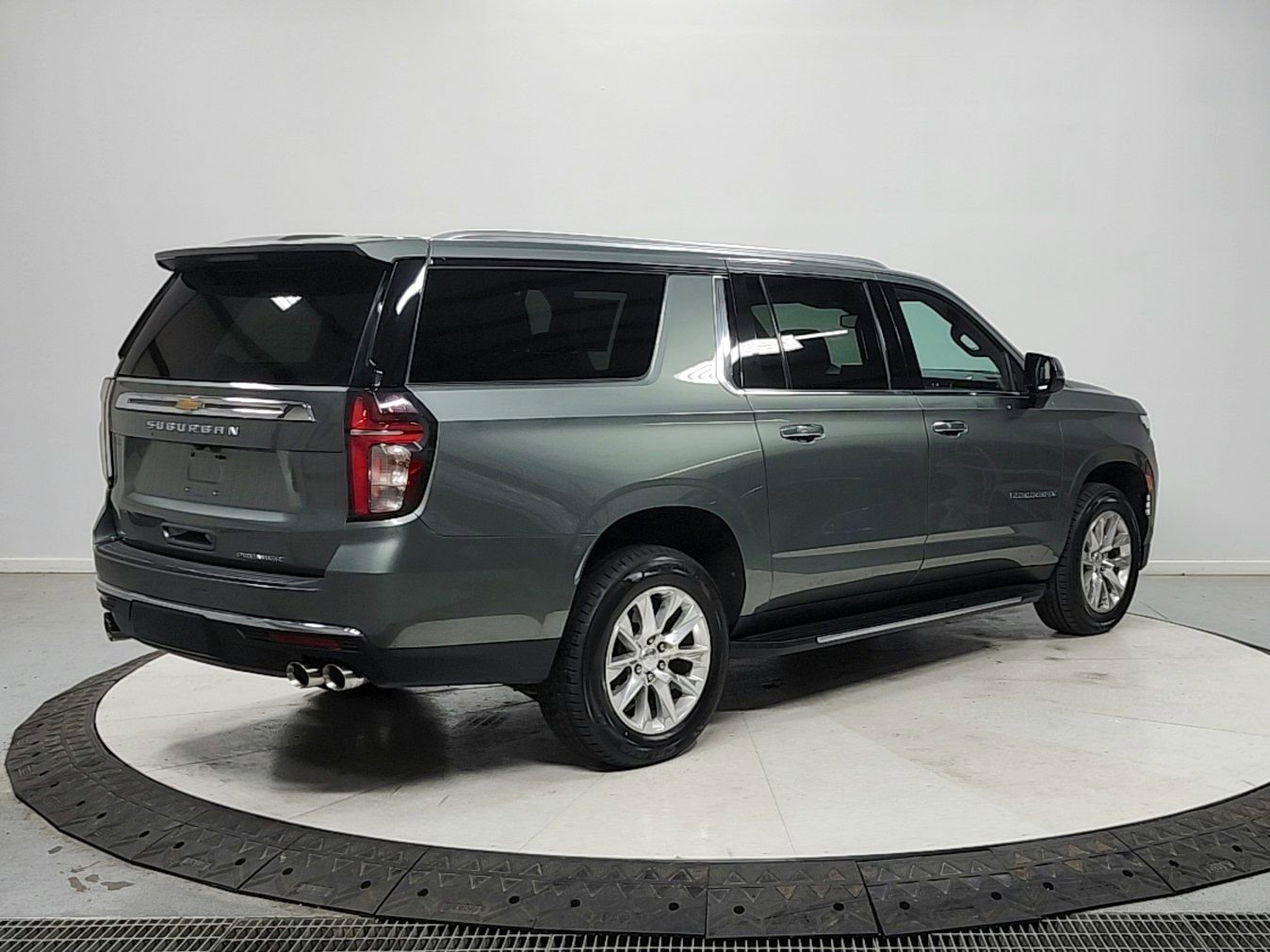Used 2023 Chevrolet Suburban Premier AWD/4WD image 7