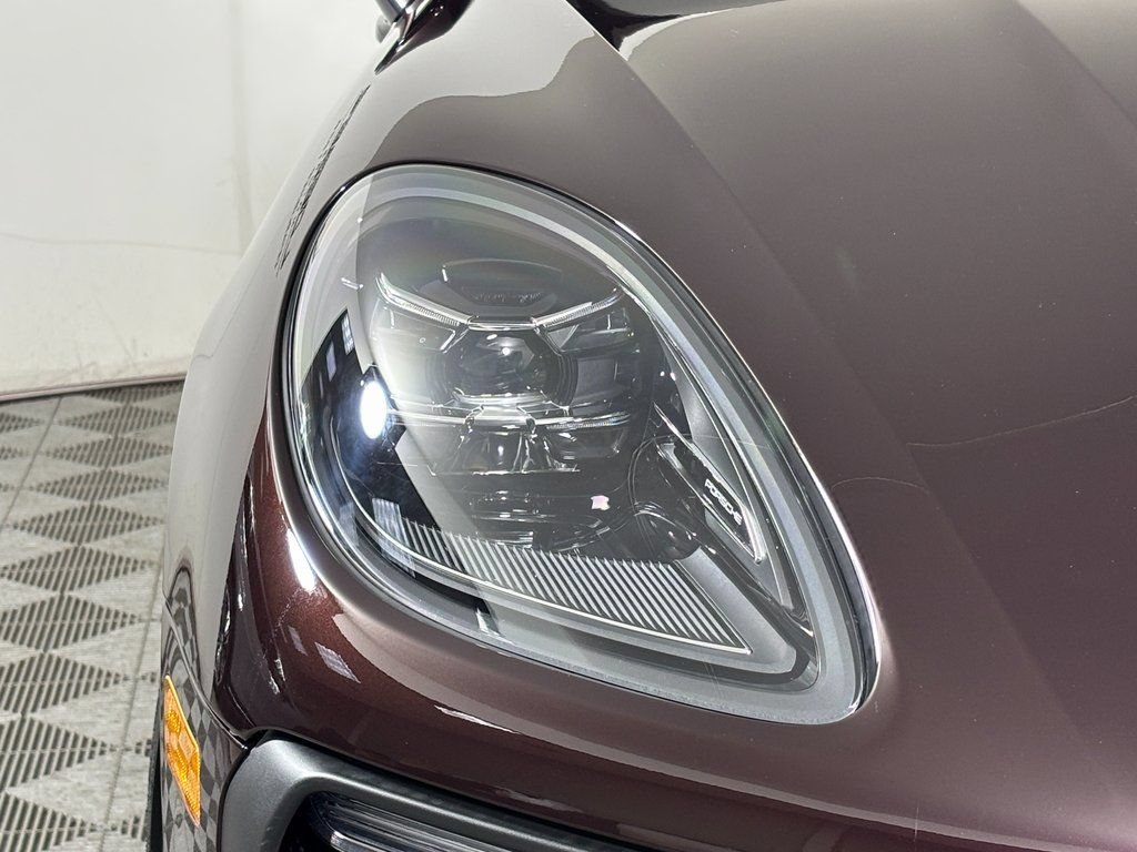 Certified 2026 Porsche Macan AWD/4WD image 11