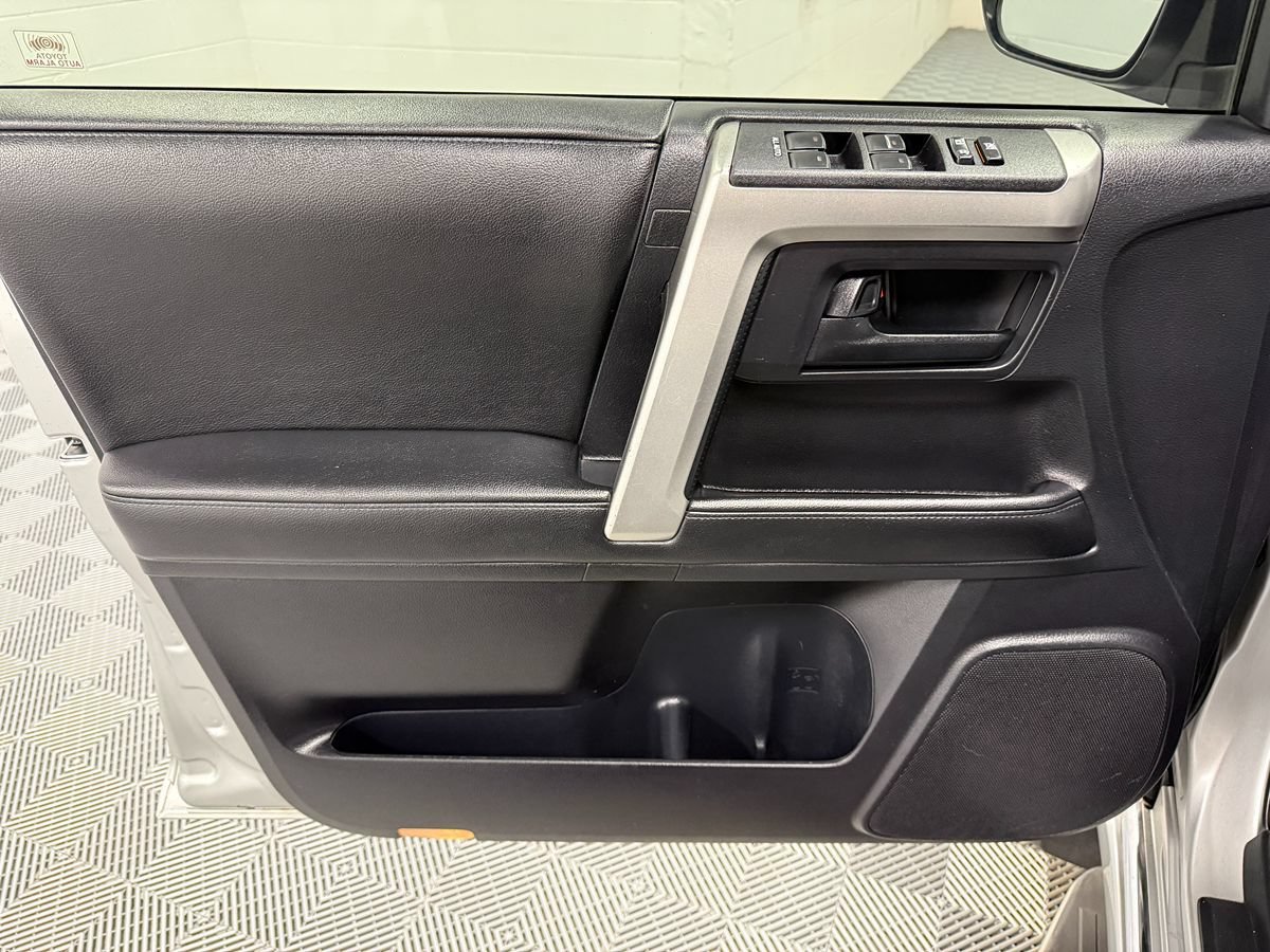 Used 2013 Toyota 4Runner Limited AWD/4WD image 9
