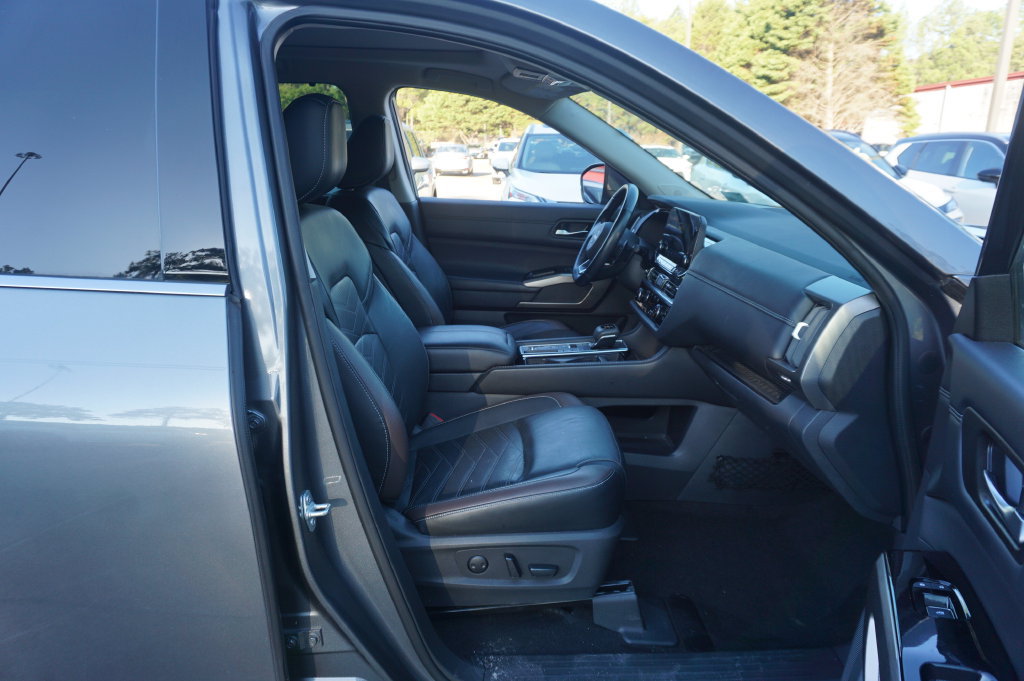 Used 2024 Nissan Pathfinder Platinum FWD image 20