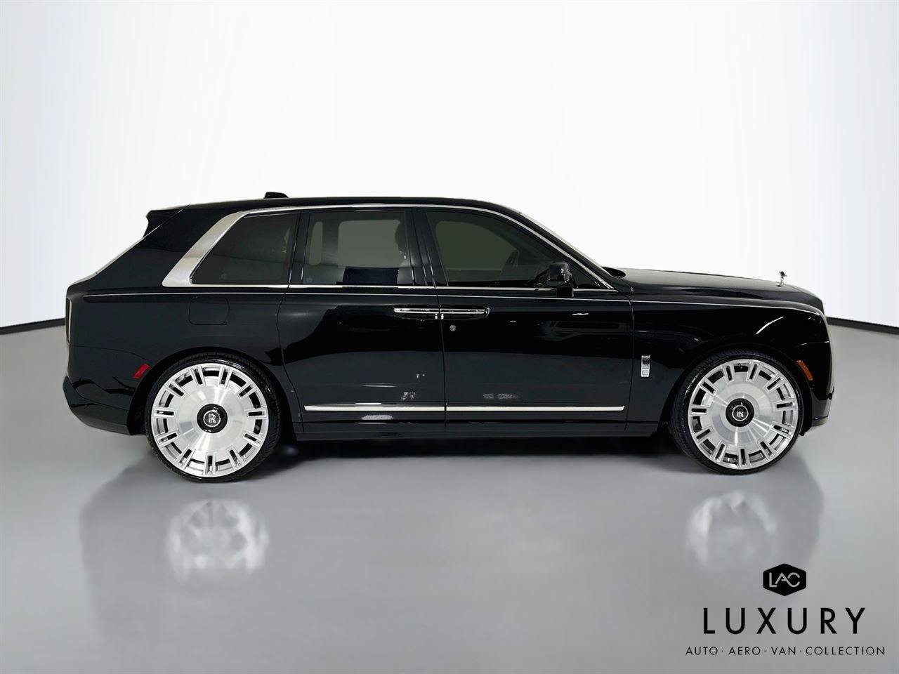 Used 2025 Rolls-Royce Cullinan AWD/4WD image 4