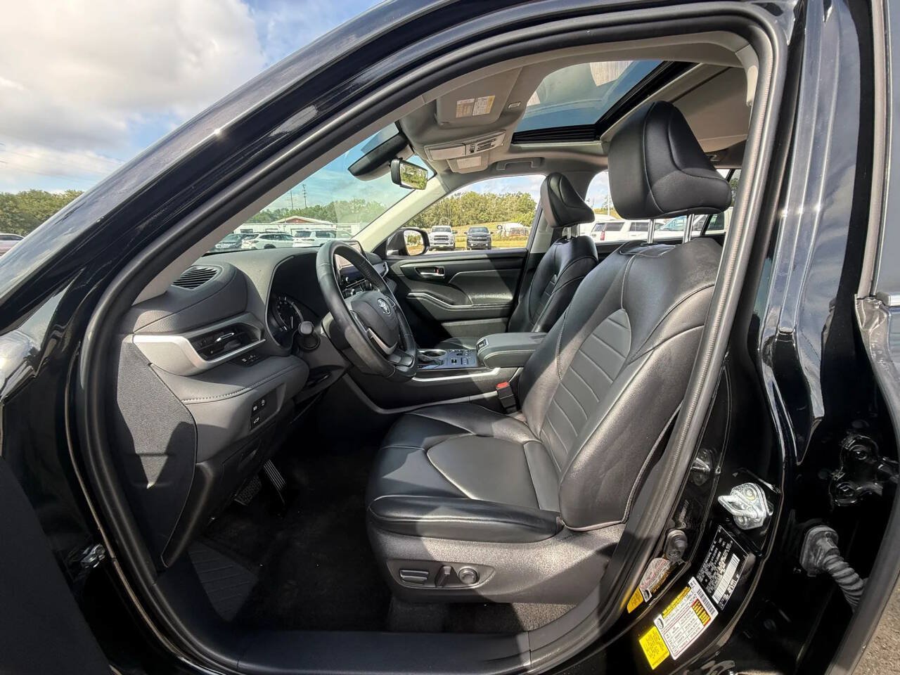 Used 2024 Toyota Highlander XLE AWD/4WD image 24